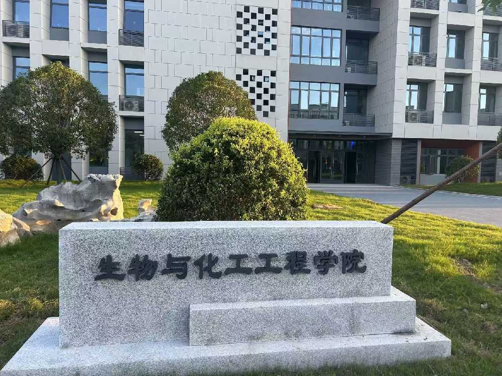 东兴区扬州职业大学体育场高杆灯项目